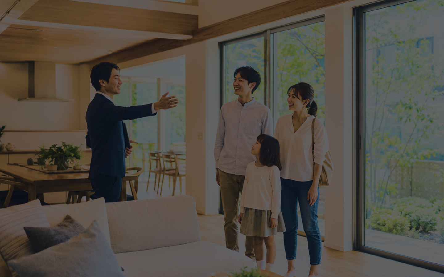 モデルハウスで住まいを見学する家族
