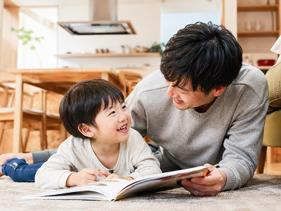 室内で本を読む親子