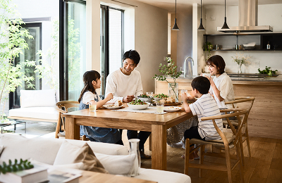 快適な室内で食卓を囲む家族
